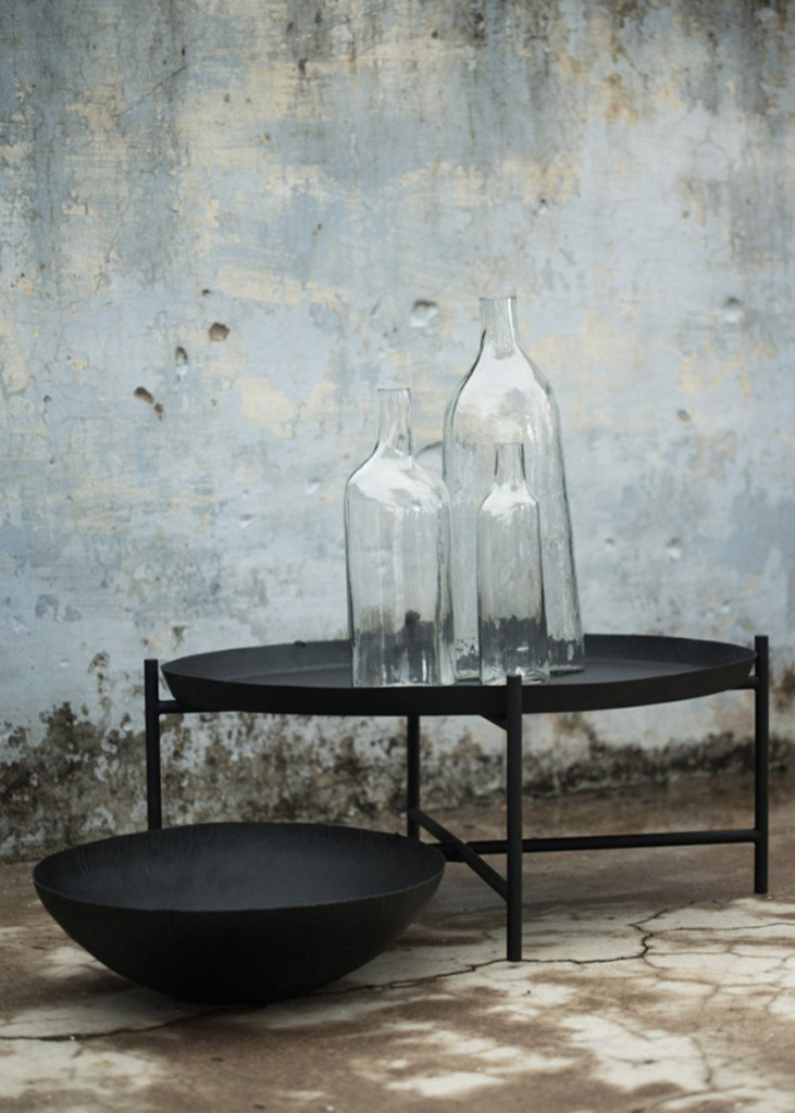 svartanikeablacktable-731x1024