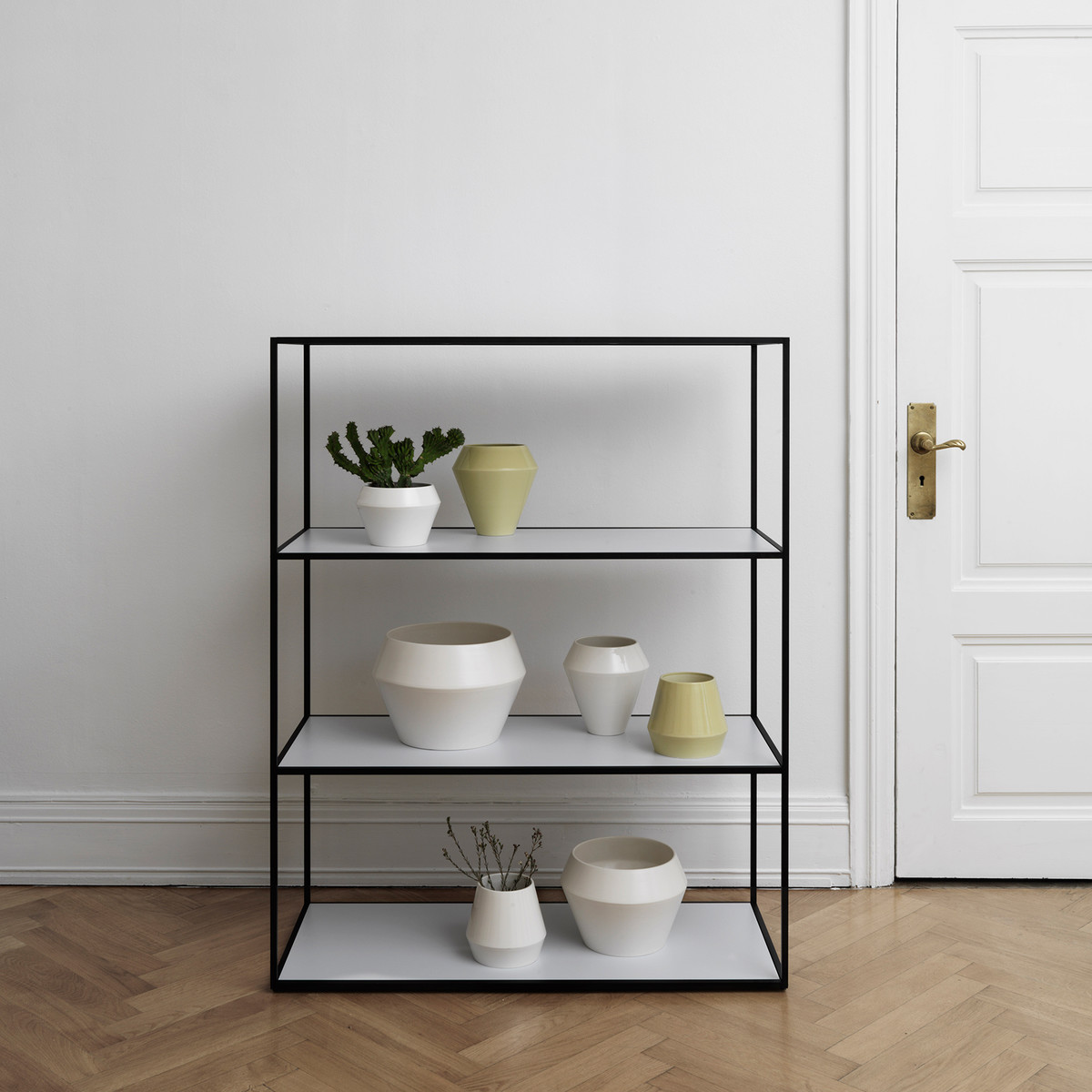 byLassen-Twin-Bookcase-Black-Rimm-Vase-Flowerpot-Ambiente-01
