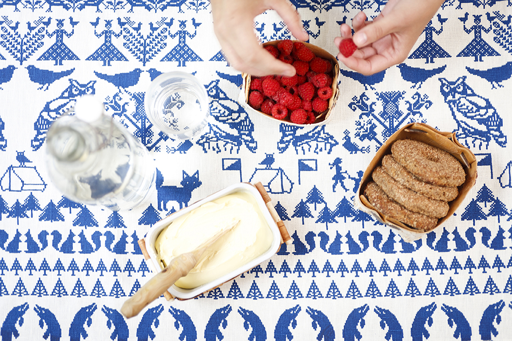 Yö metsässä table runner Photo Unto Rautio hi-res 72 dpi